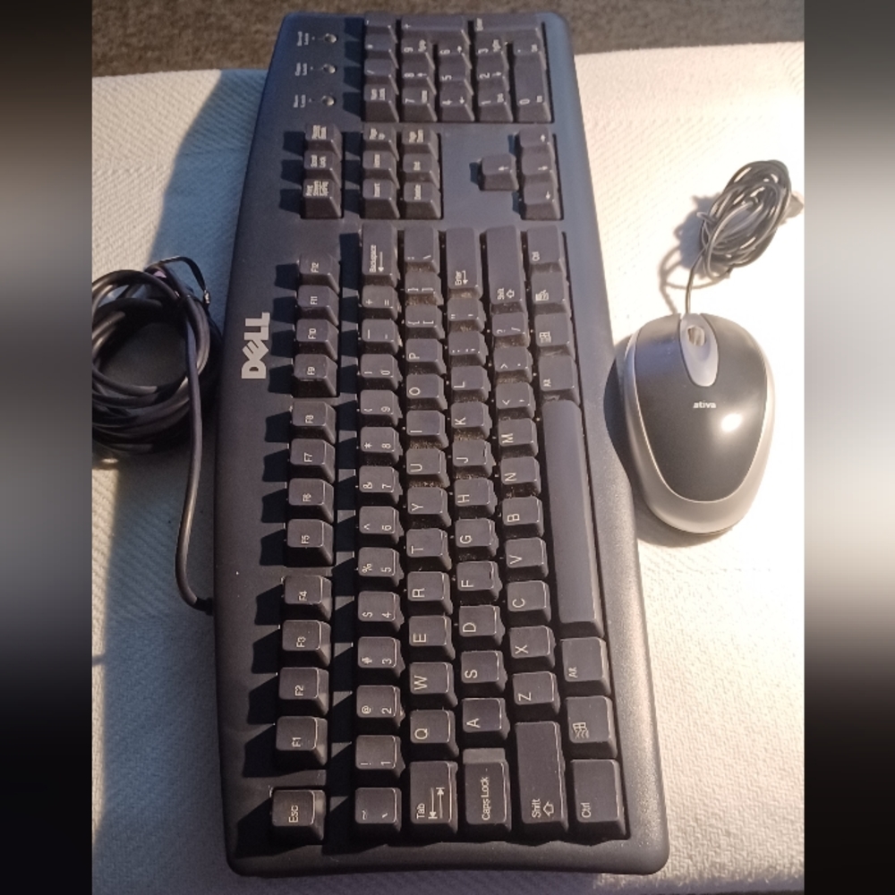 Dell computer model SK8110, black keyboard (Pre-owned) in like new condition.